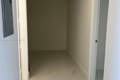 Condo in Miami, Florida, 3 bedrooms  № 1924974 - photo 30