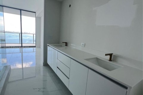 Condo in Miami, Florida, 3 bedrooms  № 1924974 - photo 23