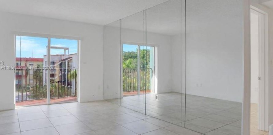 Кондоминиум с 1 спальней в Майами, Флорида № 2011481