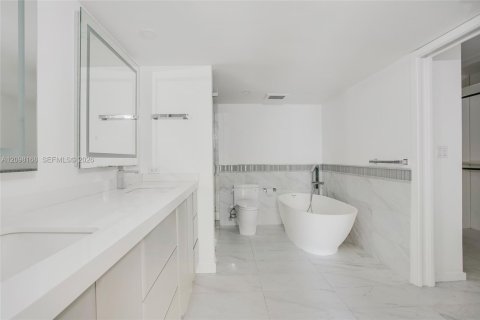 Condo in Coral Gables, Florida, 2 bedrooms  № 2399683 - photo 8