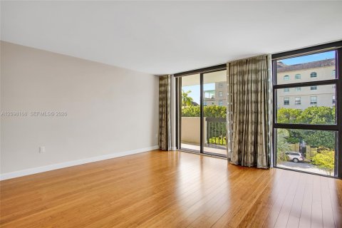 Condo in Coral Gables, Florida, 2 bedrooms  № 2399683 - photo 13