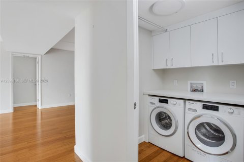 Condo in Coral Gables, Florida, 2 bedrooms  № 2399683 - photo 5