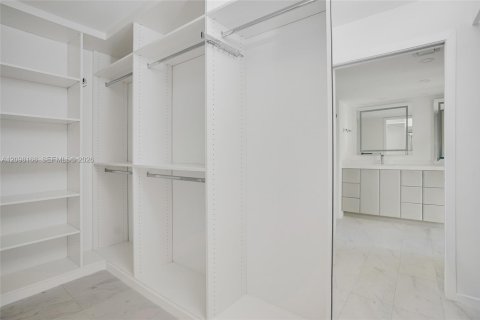 Condo in Coral Gables, Florida, 2 bedrooms  № 2399683 - photo 10