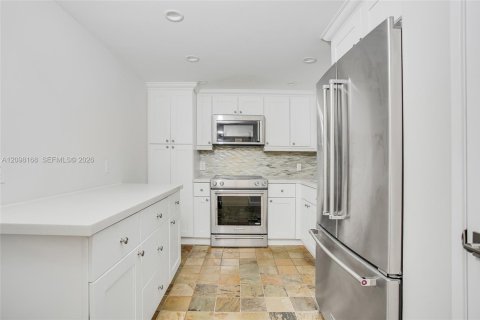 Condo in Coral Gables, Florida, 2 bedrooms  № 2399683 - photo 7