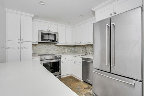 Condo in Coral Gables, Florida, 2 bedrooms  № 2399683 - photo 6