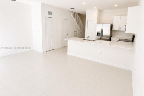 Купить таунхаус в Хомстед, Флорида 3 спальни, 129.41м2, № 2077724 - фото 3