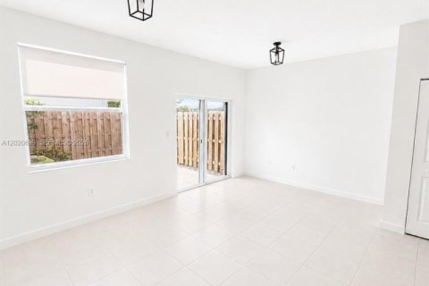 Купить таунхаус в Хомстед, Флорида 3 спальни, 129.41м2, № 2077724 - фото 5