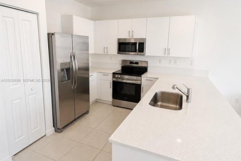 Купить таунхаус в Хомстед, Флорида 3 спальни, 129.41м2, № 2077724 - фото 2