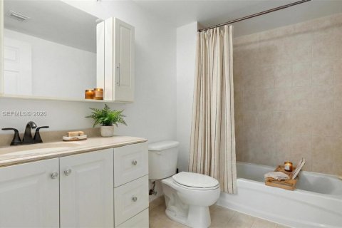 Condo in Miami, Florida, 2 bedrooms  № 2026414 - photo 5