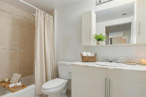 Condo in Miami, Florida, 2 bedrooms  № 2026414 - photo 3