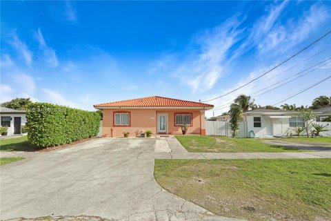 Villa ou maison à vendre à Miami, Floride: 3 chambres, 138.8 m2 № 2055740 - photo 2