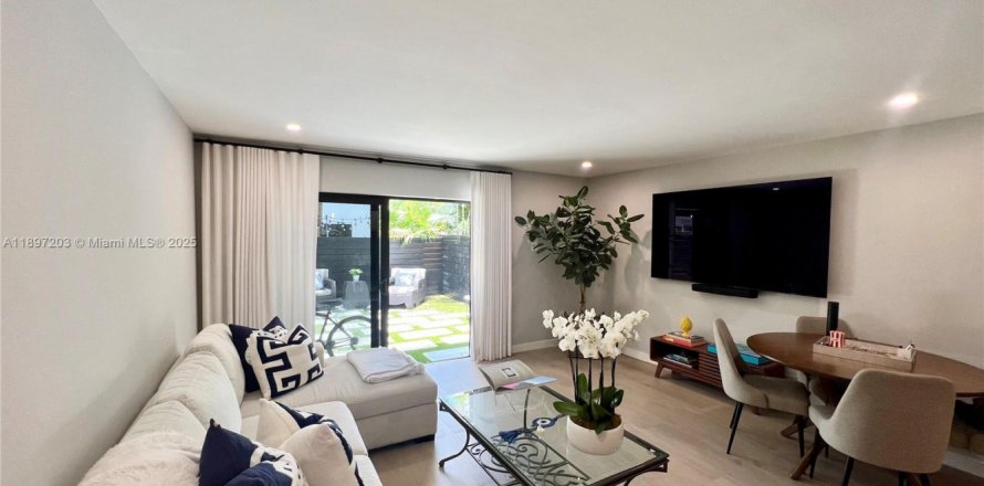 Кондоминиум с 2 спальнями в Майами, Флорида № 2018301