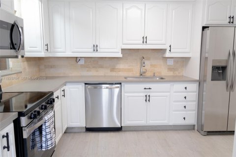 Villa ou maison à louer à Oakland Park, Floride: 5 chambres, 155.05 m2 № 1985895 - photo 8