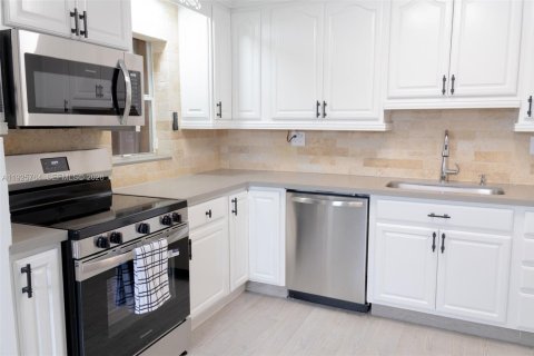 Villa ou maison à louer à Oakland Park, Floride: 5 chambres, 155.05 m2 № 1985895 - photo 10