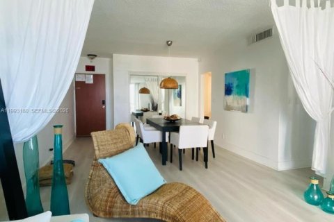 Condo in Hollywood, Florida, 1 bedroom  № 2058868 - photo 2