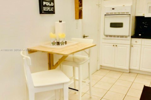 Condo in Hollywood, Florida, 1 bedroom  № 2058868 - photo 5