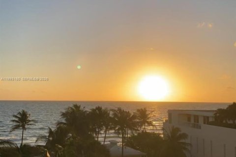 Condo in Hollywood, Florida, 1 bedroom  № 2058868 - photo 8