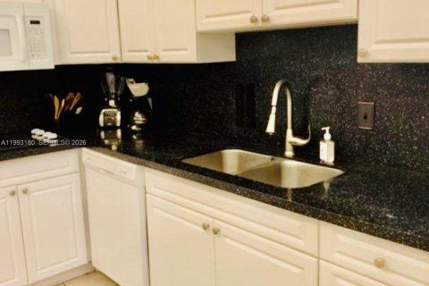 Condo in Hollywood, Florida, 1 bedroom  № 2058868 - photo 6