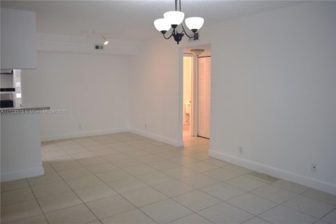 Condominio en venta en Tamarac, Florida, 2 dormitorios, 95.69 m2 № 2023236 - foto 3