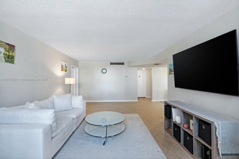 Condo in Hallandale Beach, Florida, 1 bedroom  № 1923988 - photo 3