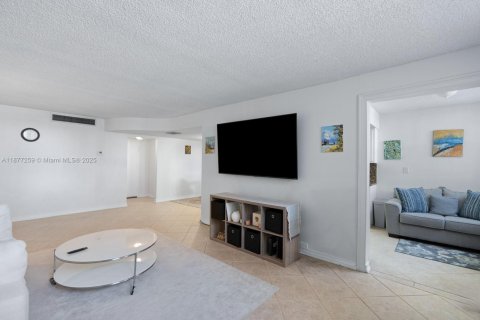 Condo in Hallandale Beach, Florida, 1 bedroom  № 1923988 - photo 4