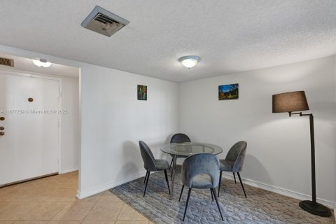 Condo in Hallandale Beach, Florida, 1 bedroom  № 1923988 - photo 6