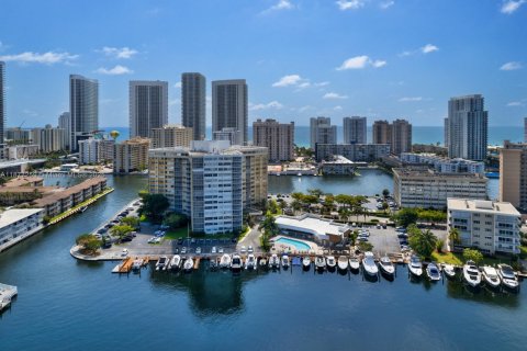 Condo in Hallandale Beach, Florida, 1 bedroom  № 1923988 - photo 15