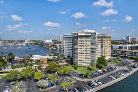 Condo in Hallandale Beach, Florida, 1 bedroom  № 1923988 - photo 19