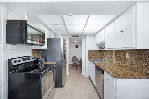 Condo in Hallandale Beach, Florida, 1 bedroom  № 1923988 - photo 7