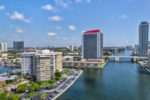 Condo in Hallandale Beach, Florida, 1 bedroom  № 1923988 - photo 18