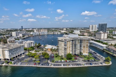 Condo in Hallandale Beach, Florida, 1 bedroom  № 1923988 - photo 20