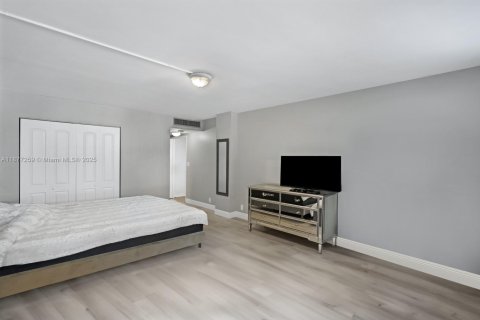 Condo in Hallandale Beach, Florida, 1 bedroom  № 1923988 - photo 11