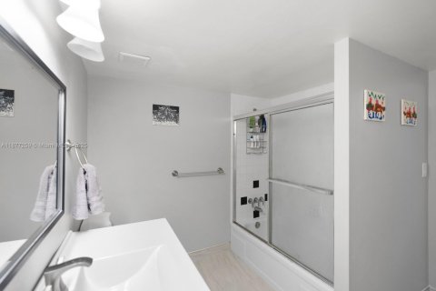 Condo in Hallandale Beach, Florida, 1 bedroom  № 1923988 - photo 14