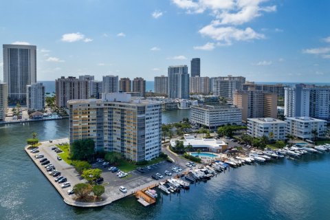 Condo in Hallandale Beach, Florida, 1 bedroom  № 1923988 - photo 16