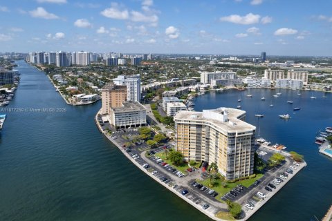 Condo in Hallandale Beach, Florida, 1 bedroom  № 1923988 - photo 17