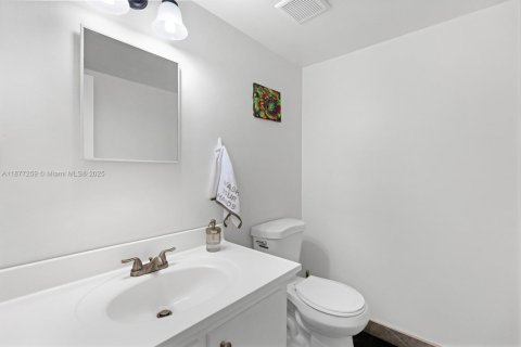 Condo in Hallandale Beach, Florida, 1 bedroom  № 1923988 - photo 13