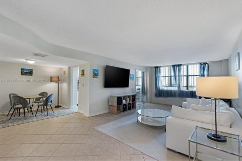 Condo in Hallandale Beach, Florida, 1 bedroom  № 1923988 - photo 1