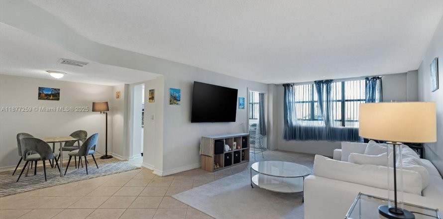 Condo in Hallandale Beach, Florida, 1 bedroom  № 1923988