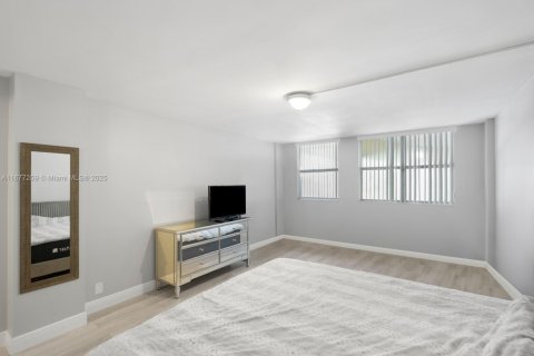 Condo in Hallandale Beach, Florida, 1 bedroom  № 1923988 - photo 10