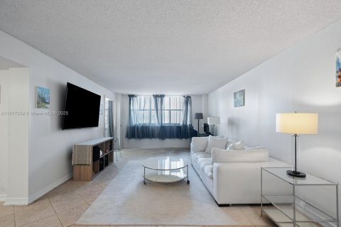 Condo in Hallandale Beach, Florida, 1 bedroom  № 1923988 - photo 2