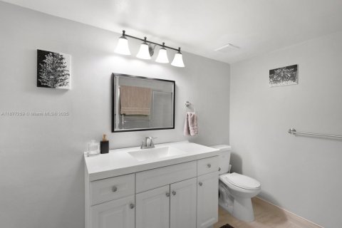 Condo in Hallandale Beach, Florida, 1 bedroom  № 1923988 - photo 12