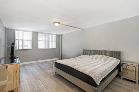 Condo in Hallandale Beach, Florida, 1 bedroom  № 1923988 - photo 9