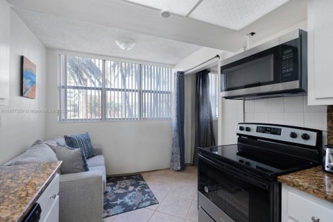 Condo in Hallandale Beach, Florida, 1 bedroom  № 1923988 - photo 8