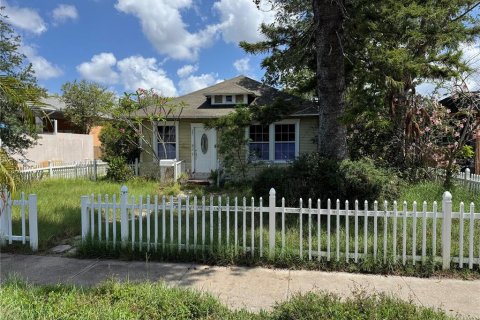 House in Saint Petersburg, Florida 3 bedrooms, 179.49 sq.m. № 1775410 - photo 1