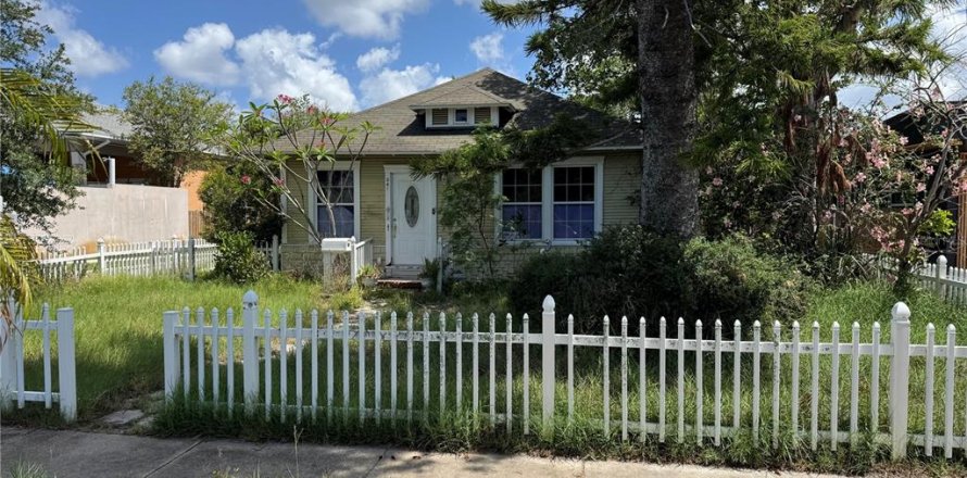 House in Saint Petersburg, Florida 3 bedrooms, 179.49 sq.m. № 1775410