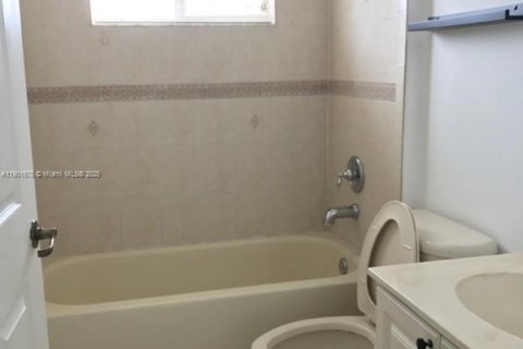 House in Homestead, Florida 3 bedrooms, 142.51 sq.m. № 1953219 - photo 4