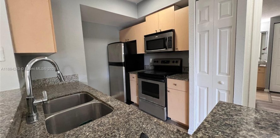 Condominio en Miramar, Florida, 1 dormitorio  № 1946165