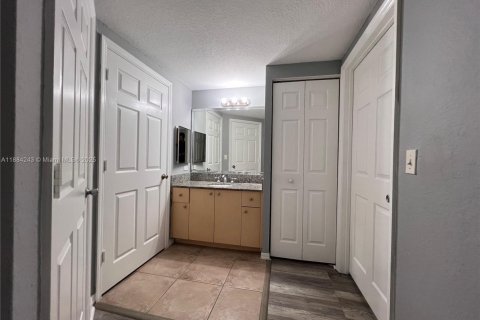 Condominio en venta en Miramar, Florida, 1 dormitorio, 78.97 m2 № 1946165 - foto 7