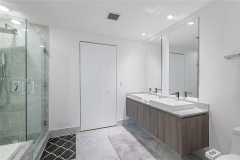 Condo in Miami, Florida, 3 bedrooms  № 1937787 - photo 22