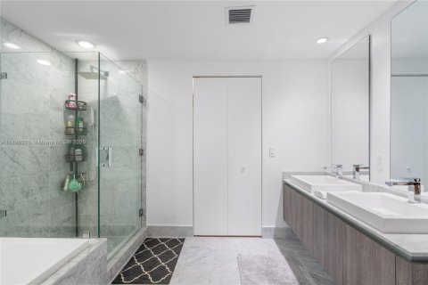 Condominio en alquiler en Miami, Florida, 3 dormitorios, 158.4 m2 № 1937787 - foto 23
